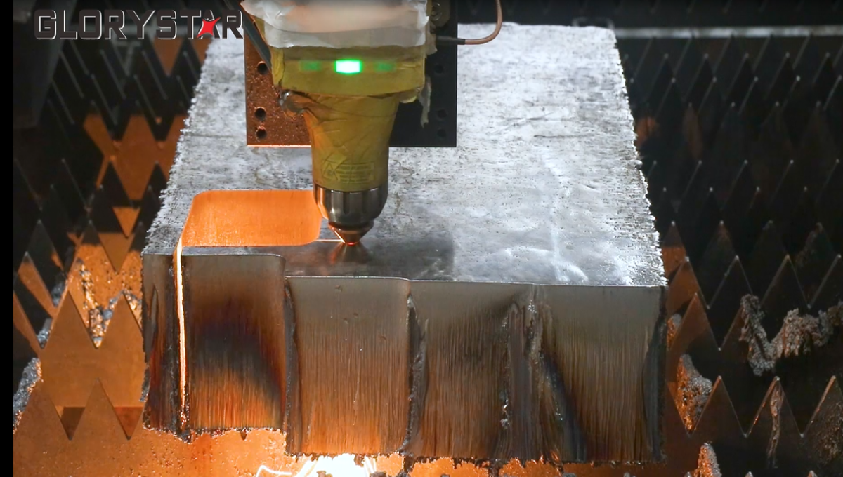 激光切割機(jī)中光纖心鏡、準(zhǔn)直鏡、聚焦鏡的關(guān)系