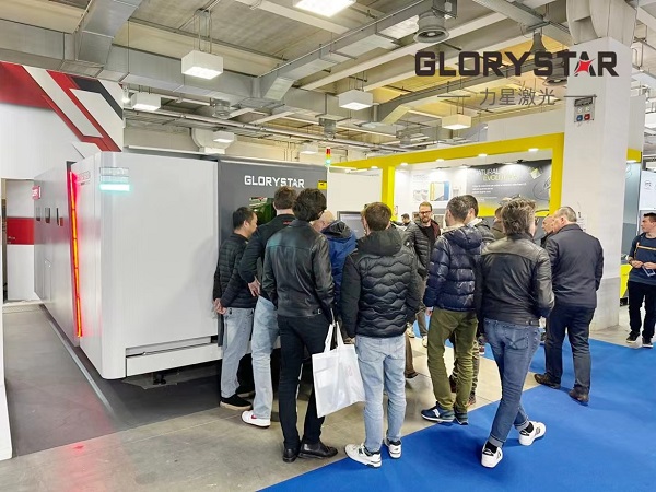 力星激光萬瓦級(jí)激光切割機(jī)亮相意大利工業(yè)展，引爆行業(yè)熱潮