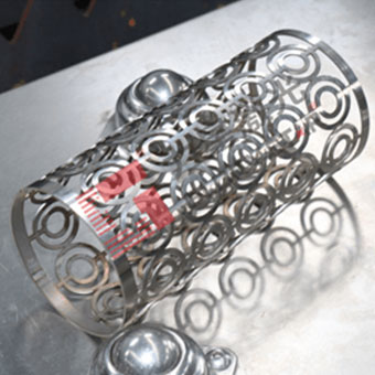 ???三卡盤激光切管機(jī)