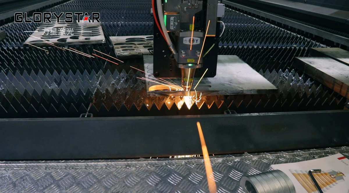 激光切割機(jī)保護(hù)鏡片有水霧的原因是什么？